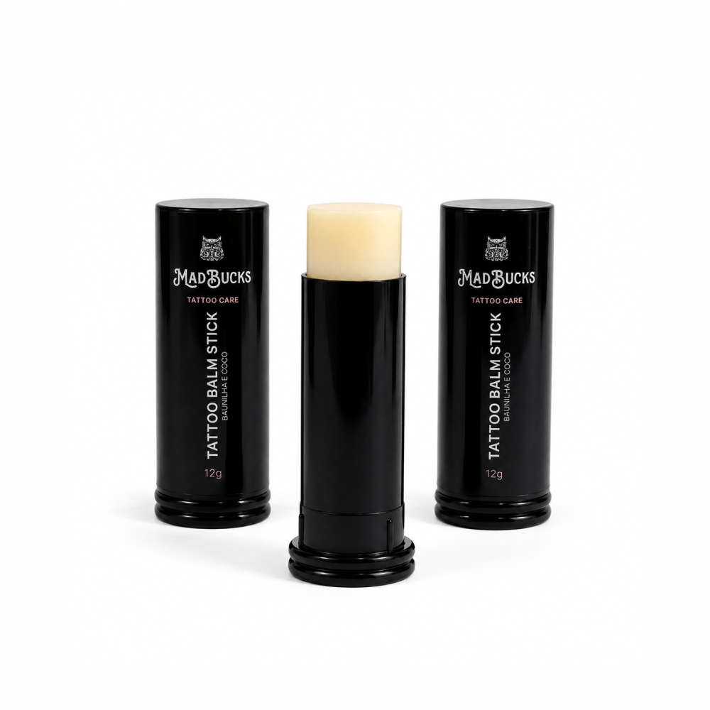 Três bastões do Tattoo Balm Stick Madbucks de 12g, o do meio aberto