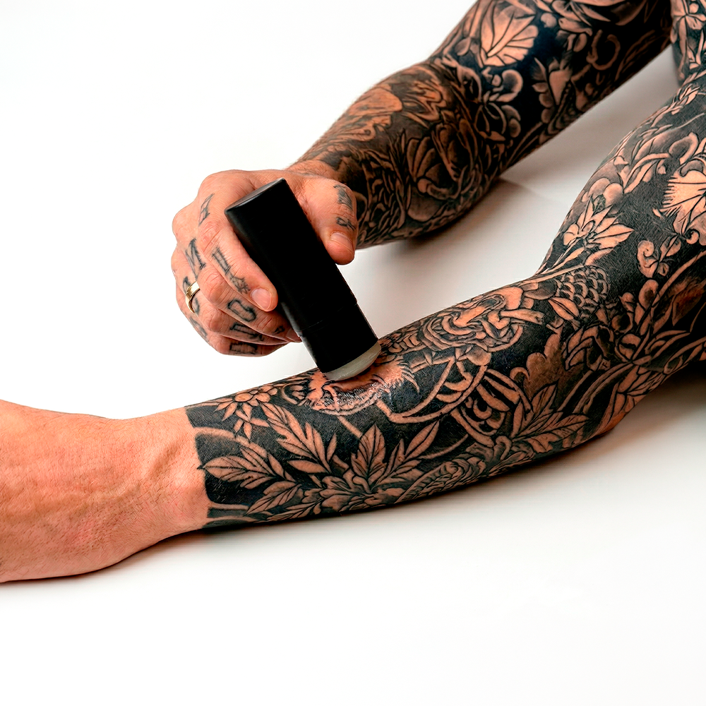 Braço fechado de tatuagens com o Tattoo Balm Stick Madbucks de 12g