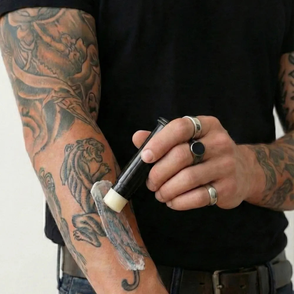 Pessoa tatuada usando Madbucks no dia a dia